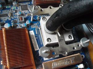 Fagyállóval teli CPU-s blokk