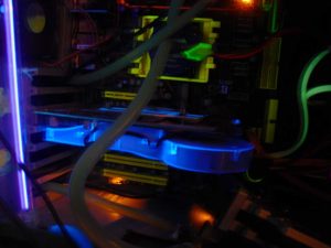 X800 XL Radeon Gépbe szerelve s úgy UV fény hatása alatt