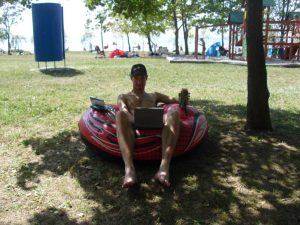 Strandon a laptopommal