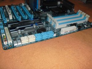 Bőséges SATA portok, a tápcsati mellett pedig a power és reset gomb