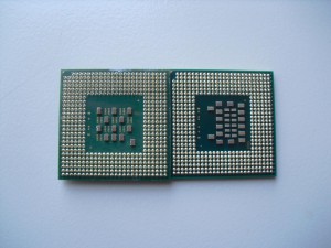 Bal oldalt egy asztali S478-as P4, míg jobbra a Core Solo T1300 lábai látható