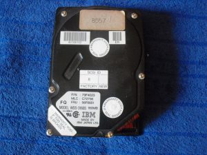 SCSI 3,5-es IBM HDD felülről