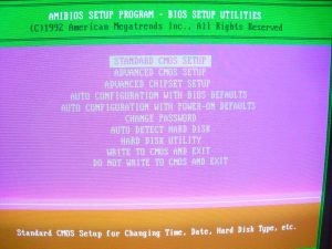 STANDARD CMOS SETUP-ot válasszuk