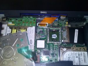 Laptop szétkapva